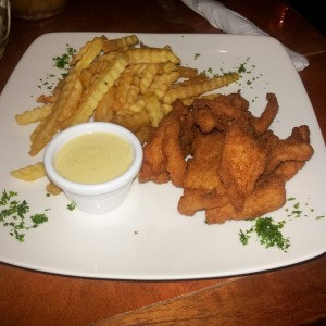 Deditos de pollo con papas y salsa tartara