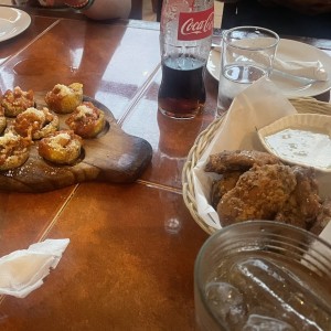 Alitas a la posada y patacones rellenos de mariscos