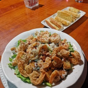 ensalada cesar con camarones y pan de ajo