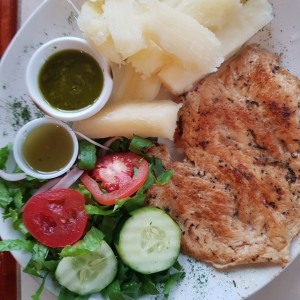 Pollo a la plancha con yuca al mojo