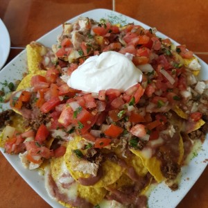 Nachos Rancheros Mix Pollo y Carne