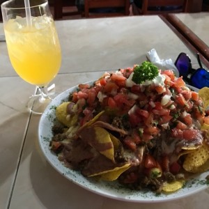 nachos con carne y limonada