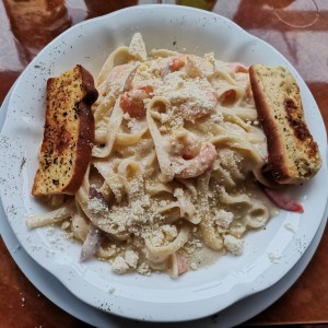 Fettucinni Alfredo con camarones 