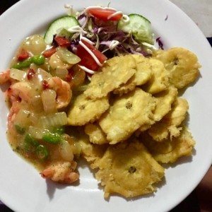 Camarones al ajillo y patacones