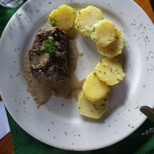 Filete de res a la pimienta con papas salteadas 