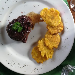 Filete de res en vino tinto con patacones 