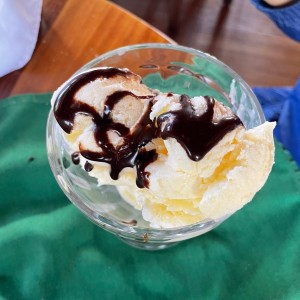 helado de vainilla con sirope de chocolate