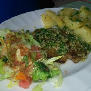 filete pescado con papas y ensalada