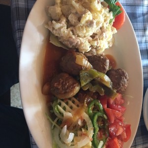 Ensalada de pollo, bolitas de carne y ensalada 