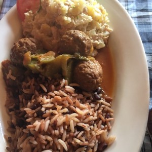 Arroz con frijolitos chiricanos, ensalada de papas con pollo y bolitas de carne 