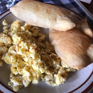 huevos revueltos con hojaldres