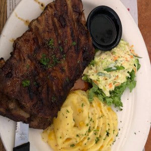 Costillas con pure y ensalada