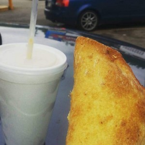 empanada de queso y chicha de resbaladera