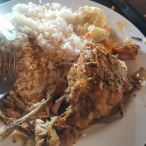 Gallina guisada, ensalada de papas, arroz blanco y tajada