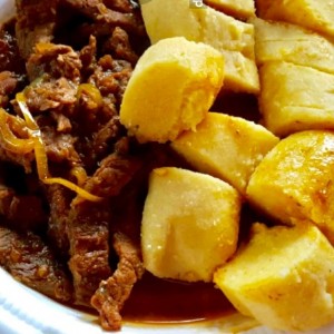 Bistec Encebollado con Bollo Maiz Nuevo