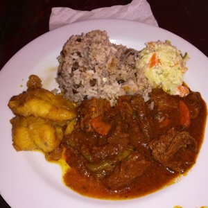 Carne guisados con arroz con guandu y ensalada de papas