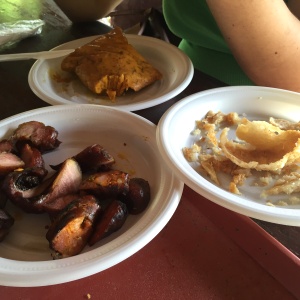 Tamal, carne frita, choriso y chicharon