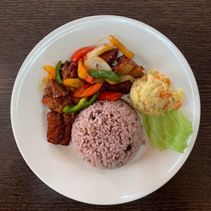 Pernil Ahumado Salteado con arroz con guandu