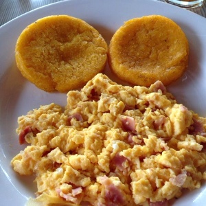 Huevos y hamon con tortillas