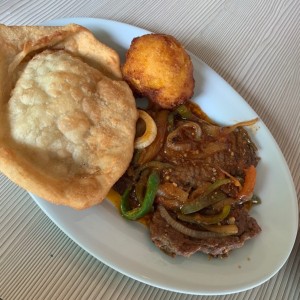 bistec con hojaldre y pastelito