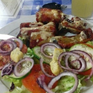 Costilla ahumada con ensalada