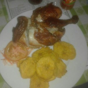 pollo rostizado con patacones 