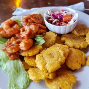 camarones al ajillo con patacones