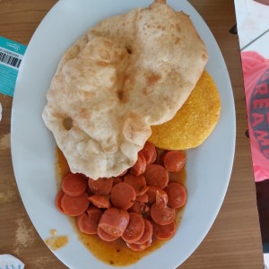 Salchichas guisadas con hojaldre y tortilla