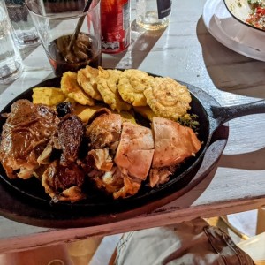 Pollo a la brasa con patacones