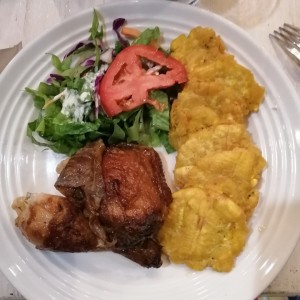 Pollo asado con patacones