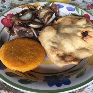 Bistec Encebollado con Hojaldre y Tortilla