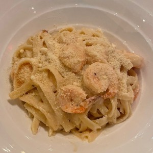 Spaguetti alfredo com camarones