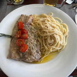 Filete de corvina al ajillo con spaghetti al oleo 