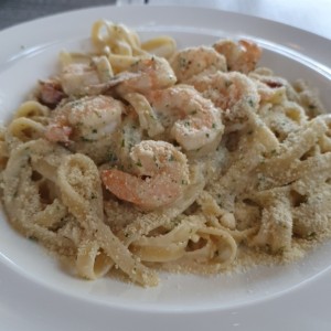 spaguetti a la carbonata con camarones 