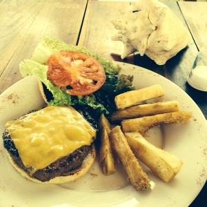 Angus hamburger y yuca fritas