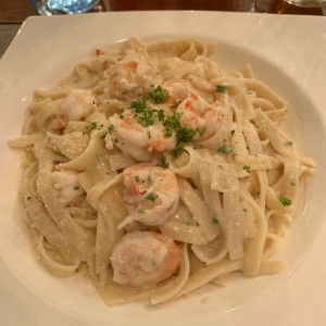 Fettuccini en salsa alfredo con camarones