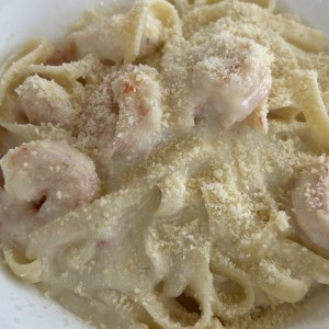 Fettuccine Alfredo con Camarones