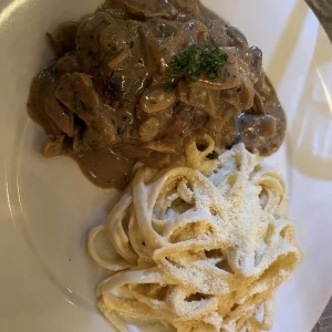 Filete con fetuccini en salsa blanca