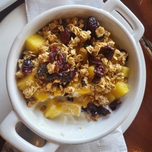 Yogurt con frutas y granola 