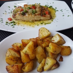 corvina al ajillo con papas salteadas