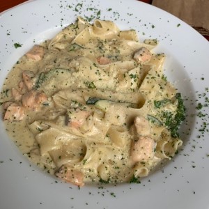 Parpadella Alfredo con salmon