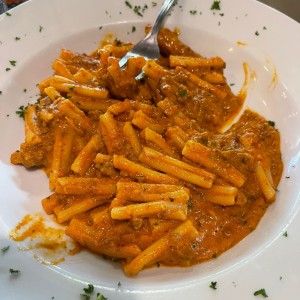 Penne en salsa bolonesa rosada