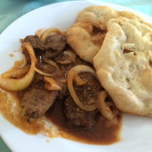 Bistec Encebollado con Hojaldres