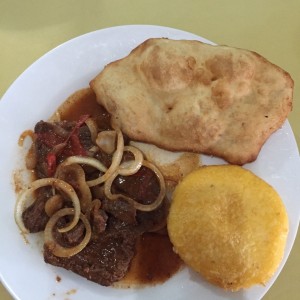 Bistec encebollado + hojaldre + tortilla