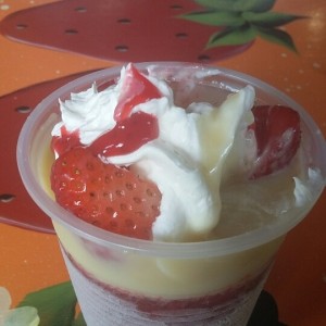 Duro de fresa con leche condensada y whippin cream