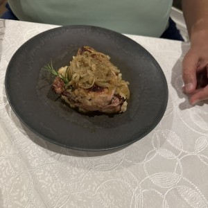 Suprema de Pollo Asada en Leña de Nance Con Majado de Yuca al Moho