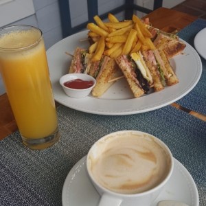 Platos Fuertes - Club Sandwich