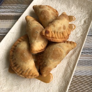 Empanaditas de ropa vieja con alioli de aji criollo