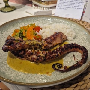 Pulpo Caribeño al Curry con Coco y Arroz de Jazmín