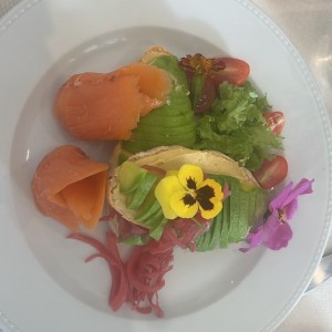 Tostada con salmon 